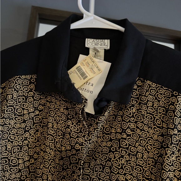 Casual Corner Black and Cream Patterned Blouse - Picture 2 of 5